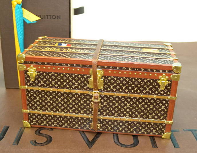 Bopæl Aggressiv Chaiselong LOUIS VUITTON Miss France VIP Gift Trunk Paperweight - Bags of CharmBags of  Charm